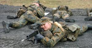 Die Soldatin ist 17 Jahre Alt - Minderjährige werden häufig das Ziel von sexuellem Missbrauch in den Streitkräften.