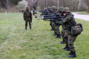 Ausbildung an der Waffe - ein Siebzehnjähriger Zivilist darf kein Spiel ab 18 kaufen, minderjährige Soldaten lernen das Töten unter Realbedingungen.