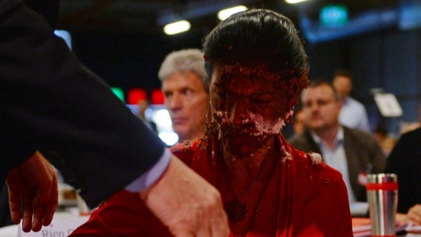 Tortenanschlag überschattet Parteitag, "Opfer" Sahra Wagenknecht geht gestärkt daraus hervor.