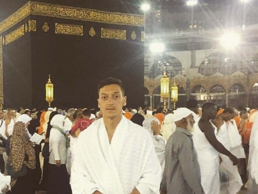 Nationalspieler Mesut Özil in traditioneller Pilgerkleidung vor der Kaaba, dem Allerheiligsten im Islam.