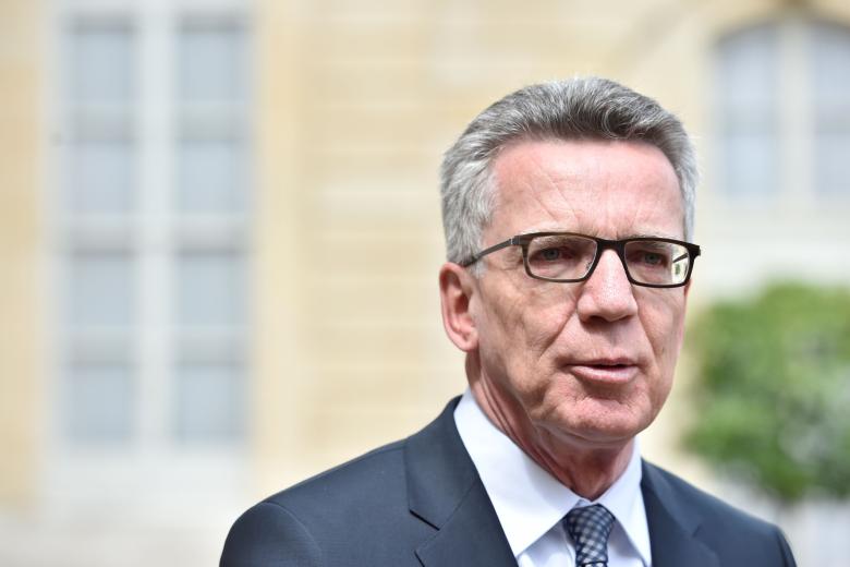 Innenminister De Maizière: "Erfahrungswerte" können dem sozialen Frieden schaden und stärken Rechtsextreme.