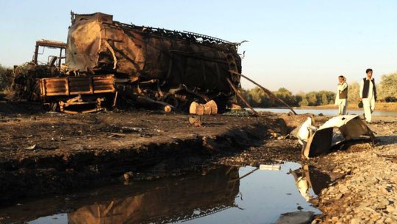 Der vom Bundeswehroberst Klein befohlene Luftangriff auf zwei Tanklastzüge bei Kundus gilt unter Forschern heute als erstes Kriegsverbrechen unter Beteiligung der Bundeswehr.