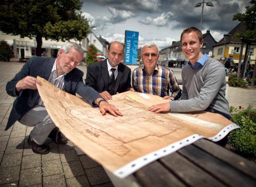 Bürgermeister Daniel Zimmermann (PETO, rechts) und Planer Thomas Waters (links) stellen den Gemeindevorständen ihren Plan vor.