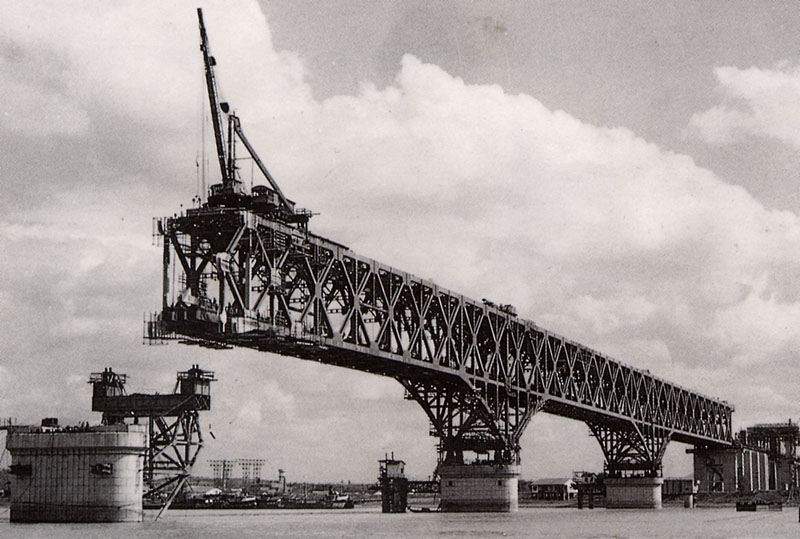 Nanjing_Yangtze_River_Bridge_in_progress