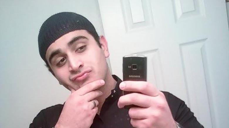 Der Täter galt in seinem Umfeld als gewaltbereit, homophob und psychisch labil. Hinweise auf ein islamistisches Motiv verdichten sich.