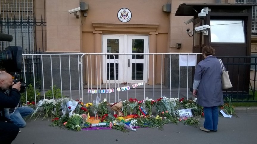 US-Amerikanische Botschaft in Moskau - auch in Russland herrscht große Solidarität mit den Opfern von Orlando.