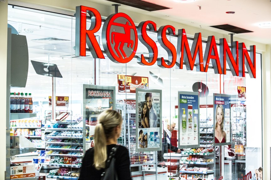 Die Drogeriemarktkette Rossmann weigerte sich 2011, kubanische Zigarren aus ihrem Onlineshop zu entfernen. Durch die "Kuba-Doktrin" wurde Rossmann gezwungen, die Geschäftsbeziehung mit PayPal zunächst zu lösen.