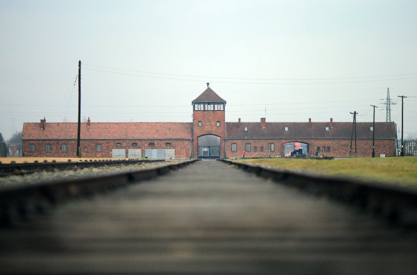 Torhaus des früheren Vernichtungslagers "Auschwitz-Birkenau" - Zigtausende Nazi-Verbrecher kamen ungeschoren davon.