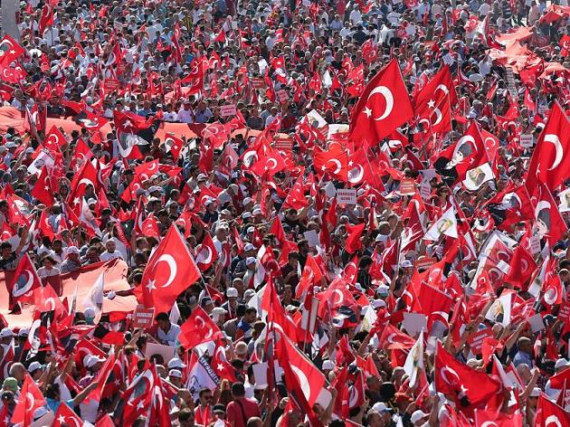 Demo in Istanbul: Antisäkulare Türken geloben&nbsp;Kadavergehorsam